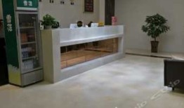 鑫金色阳光商务酒店白色汽车变黄